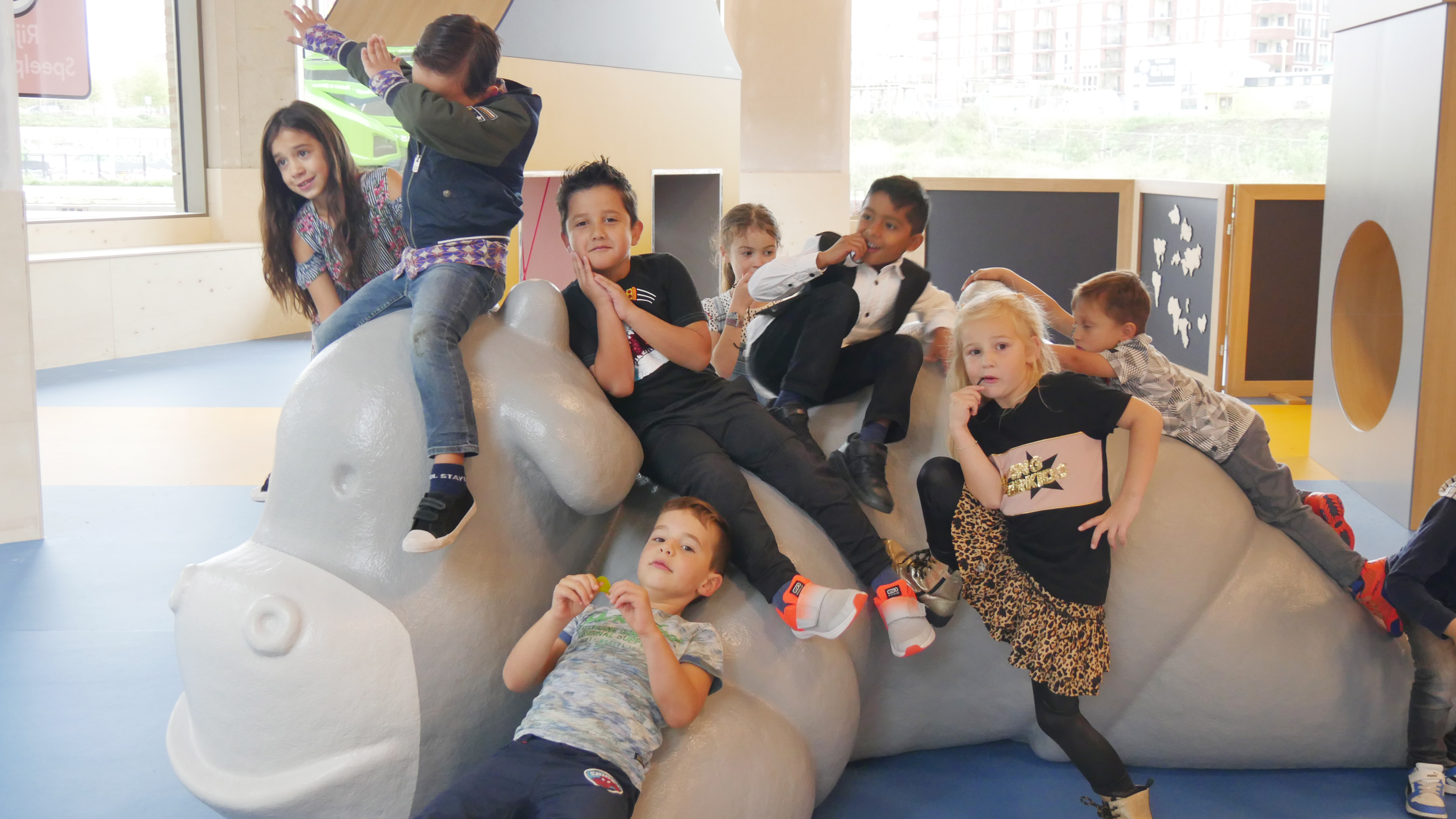 Espace-enfants-Kids-Experiences-bleu-et-associe